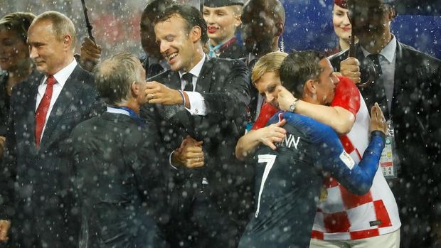 Kolinda Grabar ikut memberikan selamat kepada Antoine Griezmann dan kawan-kawan. (