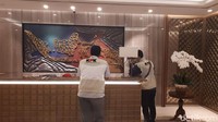 Dari pantauan, Senin (16/7/2018), tampak 2 orang yang mengenakan rompi bertuliskan KPK berada di lantai 8 kantor PLN yang ditempati jajaran direksi.
