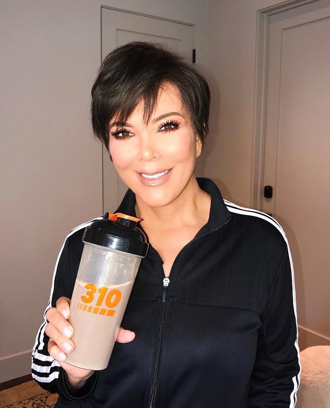 Sudah melahirkan enam anak, Kris Jenner tetap memiliki tubuh yang kencang dan seksi di usianya yang sudah menginjak 62 tahun. Ia mengaku berolahraga setiap hari. Kris bahkan sengaja bangun di pagi buta agar sempat olahraga, untuk membakar kalori berlebih. Foto: Instagram @krisjenner