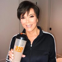 Sudah melahirkan enam anak, Kris Jenner tetap memiliki tubuh yang kencang dan seksi di usianya yang sudah menginjak 62 tahun. Ia mengaku berolahraga setiap hari. Kris bahkan sengaja bangun di pagi buta agar sempat olahraga, untuk membakar kalori berlebih. Foto: Instagram @krisjenner