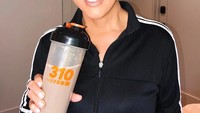 Konsumsi minuman berprotein atau protein shake mungkin jadi rahasia dibalik cantik dan awet mudanya ibu 6 anak ini. Foto: Instagram @krisjenner