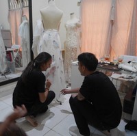 Nadine nggak suka gaya yang terlalu glamor, selera gayanya lebih ke sesuatu yang unik, kata  Abduh kepada Wolipop, Senin (16/7/2018). Makna ubur-ubur sendiri, lanjut Abduh, sangat personal bagi keduanya. Mereka sepakat, ubur-ubur adalah biota laut yang sangat cantik dan elegan namun bisa berbahaya bila diganggu. (Foto: Dok. Surya Abduh)