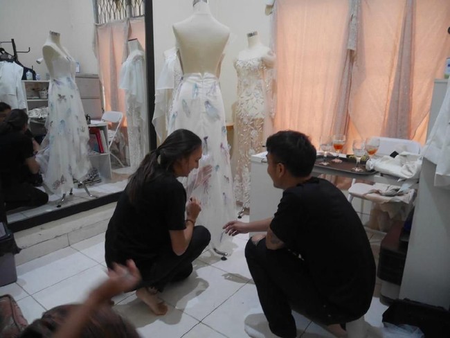 Nadine nggak suka gaya yang terlalu glamor, selera gayanya lebih ke sesuatu yang unik, kata  Abduh kepada Wolipop, Senin (16/7/2018). Makna ubur-ubur sendiri, lanjut Abduh, sangat personal bagi keduanya. Mereka sepakat, ubur-ubur adalah biota laut yang sangat cantik dan elegan namun bisa berbahaya bila diganggu. (Foto: Dok. Surya Abduh)