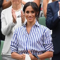 Meghan Markle selalu menata rambutnya dengan elegan dan natural. Saat digerai maupun disanggul, ia membiarkan rambut bagian depannya jatuh membingkai wajah. Trik ini membuat wajah terlihat lebih cantik dan memiliki efek lebih tirus. Foto: Dok. Getty Images