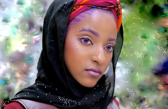 Tampilannya ini terbilang sangat berani dibandingkan hijabers kebanyakan. Alisnya ia buat satu tema warna dengan bola mata hingga bibirnya. Bahkan, ia melukis dahinya dengan warna yang sama menyerupai paes pengantin Jawa. (Foto: Instagram/chic.nunar)