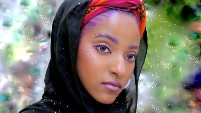 Foto: Uniknya Vlogger Hijab yang Hobi Warnai Alis, Biru hingga Ungu