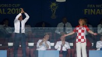 Ekspresi Macron dan Grabar-Kitarović saat Prancis mencetak gol keempat di final Piala Dunia 2018 dan mengalahkan Kroasia.