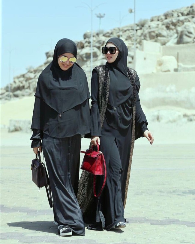 Berpose di sela-sela melakukan perjalanan umrah, Syahrini dan adiknya, Rani, yang usianya berbeda dua tahun, tetap kompak memakai tas Hermes. Keduanya sama-sama menenteng tas Hermes Kelly. Foto: Instagram