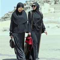 Berpose di sela-sela melakukan perjalanan umrah, Syahrini dan adiknya, Rani, yang usianya berbeda dua tahun, tetap kompak memakai tas Hermes. Keduanya sama-sama menenteng tas Hermes Kelly. Foto: Instagram