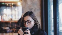 Lagi-lagi sedang menyesap secangkir kopi hangat. Walau terlihat sederhana, namun gayanya terlihat sangat anggun apalagi dengan rambut pendeknya.Foto: Instagram lolitaasugtine