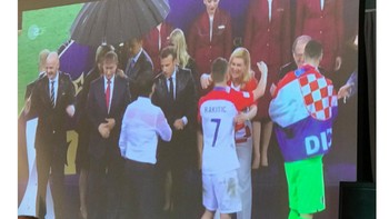 Putin punya pembawa payung sedangkan Macron benar-benar diguyur hujan Moskow Foto: istimewa