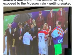 Vladimir Putin Pakai Payung Sendirian Jadi Gunjingan