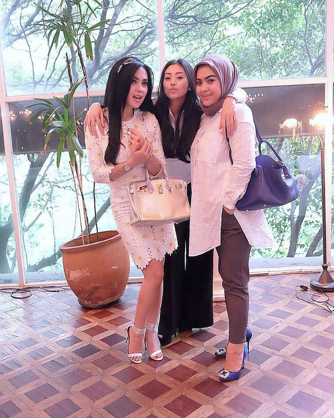 Inilah keakraban Syahrini dan Rani bersama Nina Kaginda, penjual tas Hermes langganan mereka. Berpose bersama Nina, Syahrini terlihat menenteng tas Hermes Birkin, sedangkan Rani membawa tas Hermes Lindy. Foto: Instagram