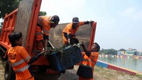 Sampah yang dibersihkan para petugas PPSU pun beragam, mulai dari sampah organik seperti dedaunan hingga sampah non organik seperti plastik maupun sampah rumah tangga lainnya.
