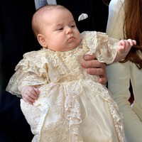 George Alexander Louis, demikian nama lengkap Pangeran George. Beberapa bulan setelah lahir, ia dibaptis. Nenek Pangeran Willian, Ratu Elizabeth II, yang ketika itu masih hidup ikut menyaksikan seremoni sakral tersebut. (Foto: John Stillwell/WPA-Pool/Getty Images)
