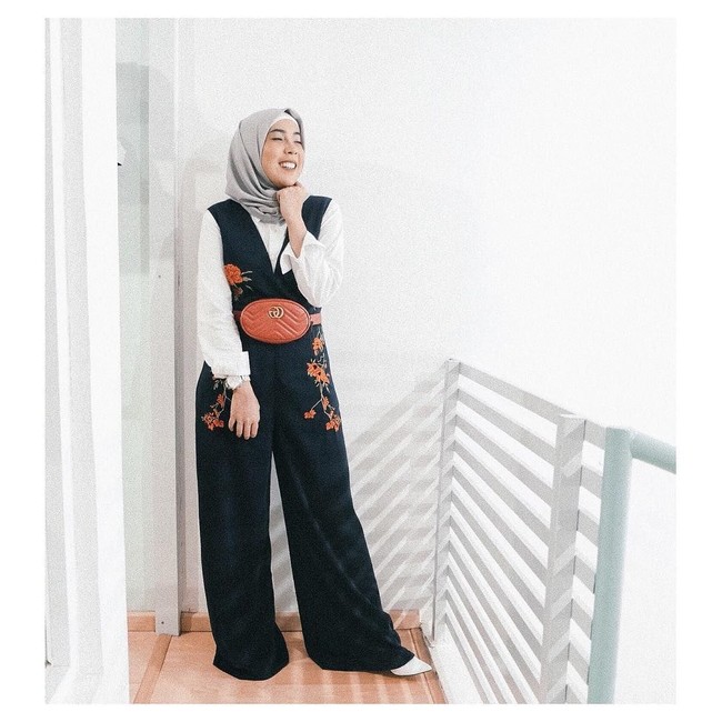 Di lain kesempatan, Fitrop tampil modis mengenakan blouse yang dipadukan dengan vest berhiaskan embroidery floral. Tampilannya ini tambah seru dengan tas pinggang dari Gucci yang sedang hits. Foto: Instagram/fitrop