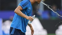 Ronaldo juga kadang menyemburkan air minum saat sedang latihan. Meski ada yang percaya terhadap manfaat carb rinsing, ada juga ahli yang skeptis. (Foto: Getty Images)