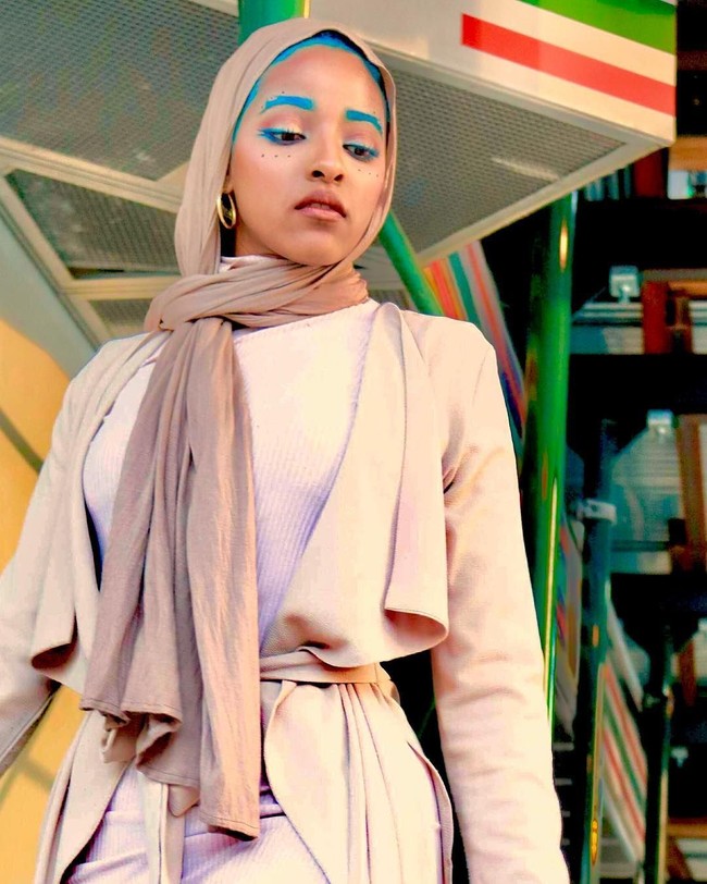 Selain gaya riasan, Samantha juga punya gaya hijab dan busana yang tak kalah unik. Ia sering tampil memakai busana berlayer hingga tabrak warna. (Foto: Instagram/chic.nunar)