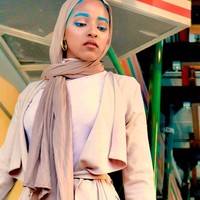 Selain gaya riasan, Samantha juga punya gaya hijab dan busana yang tak kalah unik. Ia sering tampil memakai busana berlayer hingga tabrak warna. (Foto: Instagram/chic.nunar)