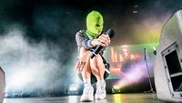 Namun nyatanya hal tersebut gagal membungkam Pussy Riot yang kembali menyuguhkan aksi di depan seluruh dunia pada final Piala Dunia itu. Dok. Instagram/wearepussyriot