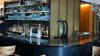 Terdapat mini bar yang menyediakan beragam whisky hingga wine berkualitas. Foto: Katelu0726