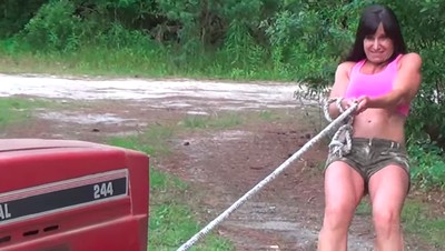 Olahraga Pakai Traktor dan Gergaji, Petani Ini Tetap Seksi di Usia 51