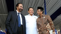 Jokowi pun sebelumnya juga mengaku dua nama tersebut masuk daftar nama-nama bakal cawapres yang dikantonginya.