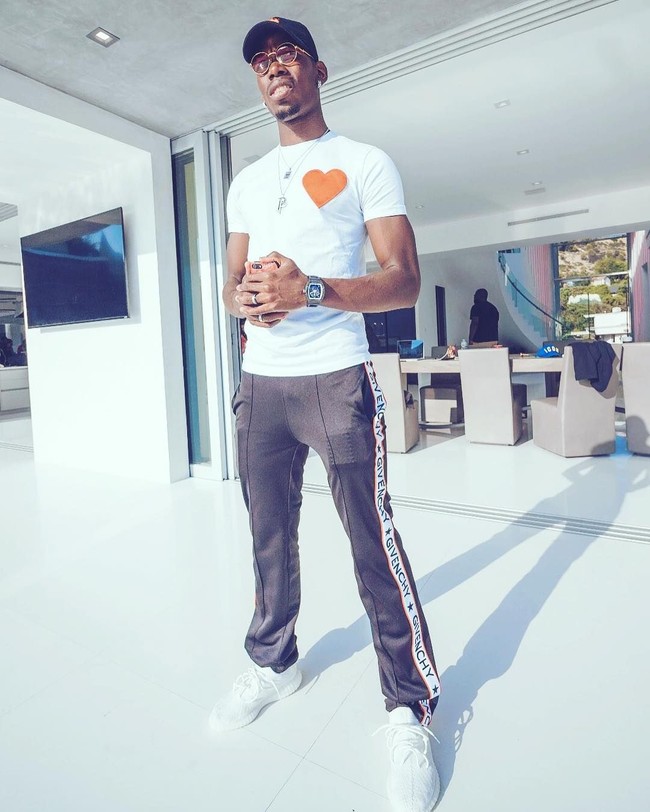 Untuk opsi yang lebih kasual dan sporty pun, Paul Pogba tetap memilih keluaran merek terkenal. Foto ini memperlihatkan Pogba berbalut kaus putih Le Manoir Luxury T-shirt seharga dengan Givenchy Appliqued Sweatpants seharga 755 poundsterling atau Rp 14 juta. Sneakers andalannya, Adidas Yeezy Boost 359 V2 Trainers seharga Rp 4,2 juta. (Foto: Instagram/@paulpogba)