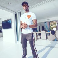 Untuk opsi yang lebih kasual dan sporty pun, Paul Pogba tetap memilih keluaran merek terkenal. Foto ini memperlihatkan Pogba berbalut kaus putih Le Manoir Luxury T-shirt seharga dengan Givenchy Appliqued Sweatpants seharga 755 poundsterling atau Rp 14 juta. Sneakers andalannya, Adidas Yeezy Boost 359 V2 Trainers seharga Rp 4,2 juta. (Foto: Instagram/@paulpogba)