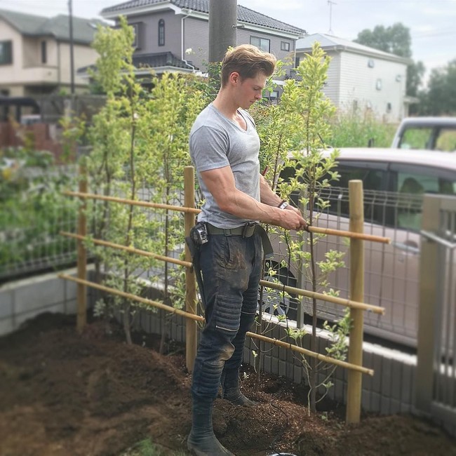 Pria berambut pirang ini juga dianggap oleh kebanyakan netizen sangat tampan dan memiliki otot luar biasa. Foto: Instagram