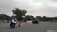 Pertama yang detikOto perhatikan adalah desain keseluruhan dari PCX hybrid. Setelah beberapa saat mengamati, tidak ada perbedaan bentuk antara Honda PCX versi hybrid dan konvensional. Dimensinya sama persis yakni 1.923 mm (panjang), 745 mm (lebar), dan 1.107 mm (tinggi). Tapi ketika menduduki motor, bobot Honda PCX hybrid terasa lebih berat. Berdasarkan catatan AHM, memang ada perbedaan sekitar 4 kg di bobot PCX hybrid (136 kg) dibanding PCX 150 biasa. Foto: Ruly Kurniawan