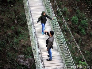 Jalan-jalan ke Jembatan Gantung Situ Gunung Sukabumi, Pas untuk Wisata