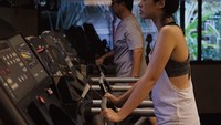 Biasa nge-gym, Pamela Bowie sedang berolahraga di treadmill. (Foto: instagram/pammybowie)