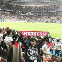 Ini gayanya saat menyemangati pemain bola Indonesia agar bisa berlaga di Piala Dunia. Foto: Instagram @viavallen