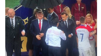 Putin punya anak buah membawa payung untuknya sedangkan presiden FIFA, Prancis dan Kroasia basah kuyup dalam sebuah pertunjukan bos, Foto: istimewa