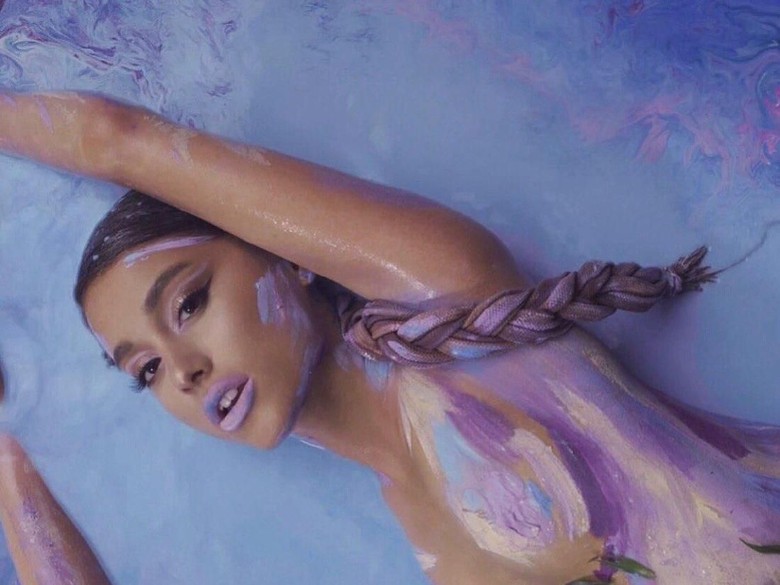 Seksinya Ariana Grande di Balik Layar 'God Is A Woman'