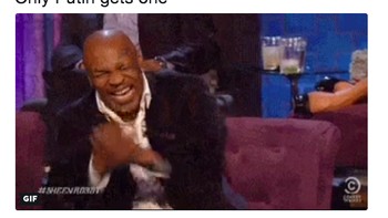 Mike Tyson sampai tertawa karena hanya Putin yang dipayungi. Foto: istimewa