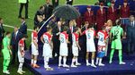 Momen Putin Dipayungi Saat Presiden Kroasia-Prancis Kehujanan