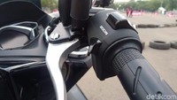 Honda PCX hybrid memiliki fitur riding mode yang terletak di handle grip sebelah kiri seperti yang berada di CBR250RR. Ada tiga pilihan yaitu idling, D atau Drive, dan S atau Sport. Untuk mengaktifkannya, cukup tekan sekali. Foto: Ruly Kurniawan