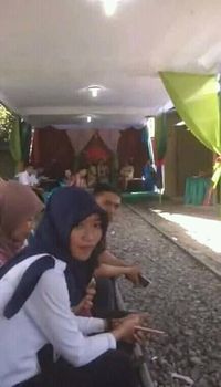 Foto Pelaminan di Depan Lokomotif Bikin Heboh, Ini Faktanya