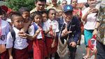 Senyum Anak SD Papua Berebut Foto dengan Mendikbud