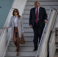 Untuk penampilannya kali ini, Melania mengandalkan coat tersebut sebagai luaran blus putih dengan bawahan legging coklat kulit Ralph Lauren seharga  US$ 998 atau Rp 14 jutaan. (Foto: Getty Images)