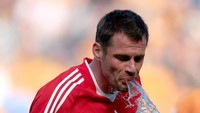 Jamie Carragher dari Liverpool tampak jelas menyemburkan air minumnya saat bertanding di Liga Primer Inggris. (Foto: Getty Images)