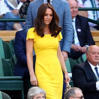 Wimbledon menjadi salah satu ajang pertandingan favorit Kate Middleton setiap tahunnya. Kali ini Kate memilih gaun kuning untuk menyaksikan final antara Novak Djokovic dan Kevin Anderson. Foto: Dok. Getty Images