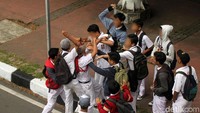 Para siswa ini juga malah saling pukul.