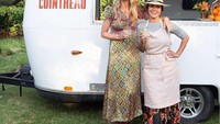 Gwyneth Paltrow kini aktif mengelola situs gaya hidup sehat miliknya, Goop. Ini pose Paltrow dan Chef Camille Becerra yang menyajikan taco ikan dan margarita di truk mereka. Foto: Instagram gwynethpaltrow