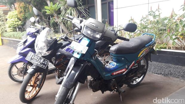Barang bukti sepeda motor yang dipakai pelaku untuk konvoi