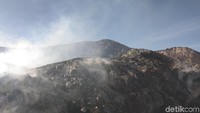 Perjalanan panjang penuh resiko akan terbayar dengan keindahan kaldera yang tinggi menjulang membentuk mangkuk kawah di bawahnya. Asap belerang tampak keluar dari kawah ini. (Muhammad Idris/detikTravel)