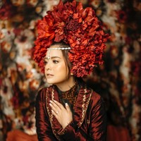 Keunikan lain yang terlihat dari gaya prewedding Tasya adalah headpiece bunga yang terpampang di atas kepalanya. Adat Minang identik dengan sunting, namun diganti dengan headpiece bunga yang menyerupai hiasan kepala adat Minang.  Foto: Instagram Diera Bachir