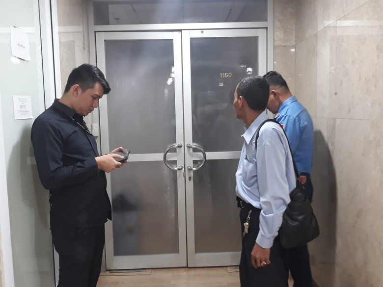 KPK Geledah Ruang Kerja Anggota DPR Eni Saragih KPK Geledah Ruang Kerja Anggota DPR Eni Saragih